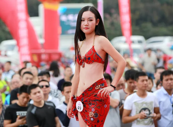 Modelo China Yuanyuan Vestida Con Desfiles Bikini Durante Primer Concurso —  Fotos de Stock