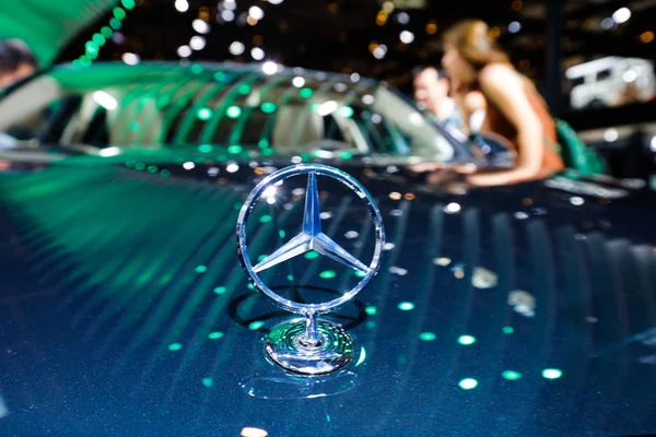 Visitantes Chineses Olham Para Carro Mercedes Benz Exposição Durante 14Th — Fotografia de Stock