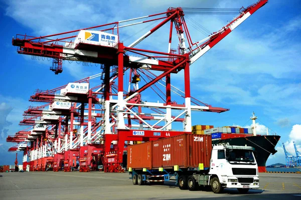 Caminhão Transporta Contêineres Para Serem Enviados Para Exterior Caminhão Cais — Fotografia de Stock