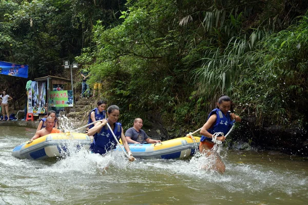 Chinesische Rafting Rettungsschwimmerinnen Ziehen Während Einer Trainingseinheit Der Gulongxia Gulong — Stockfoto