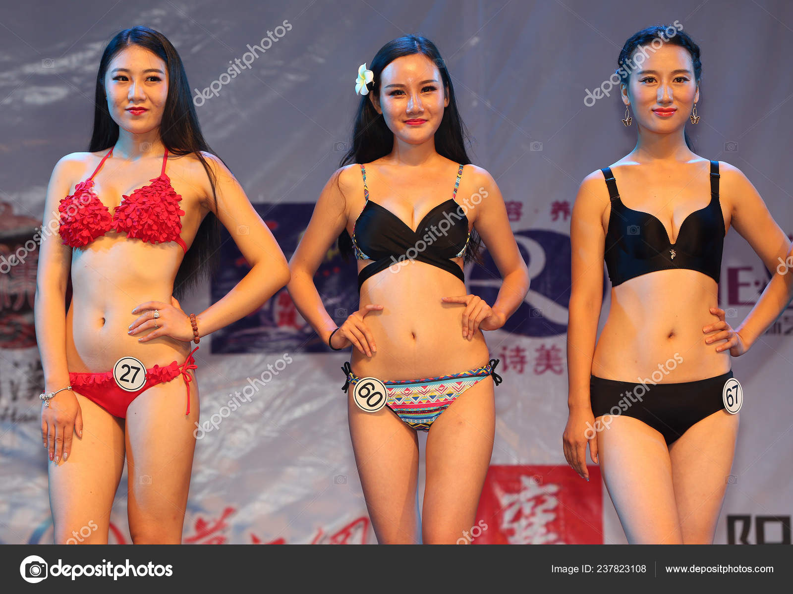 Bikini Placcato Modello Cinese Yuanyuan Centro Che Ricevuto