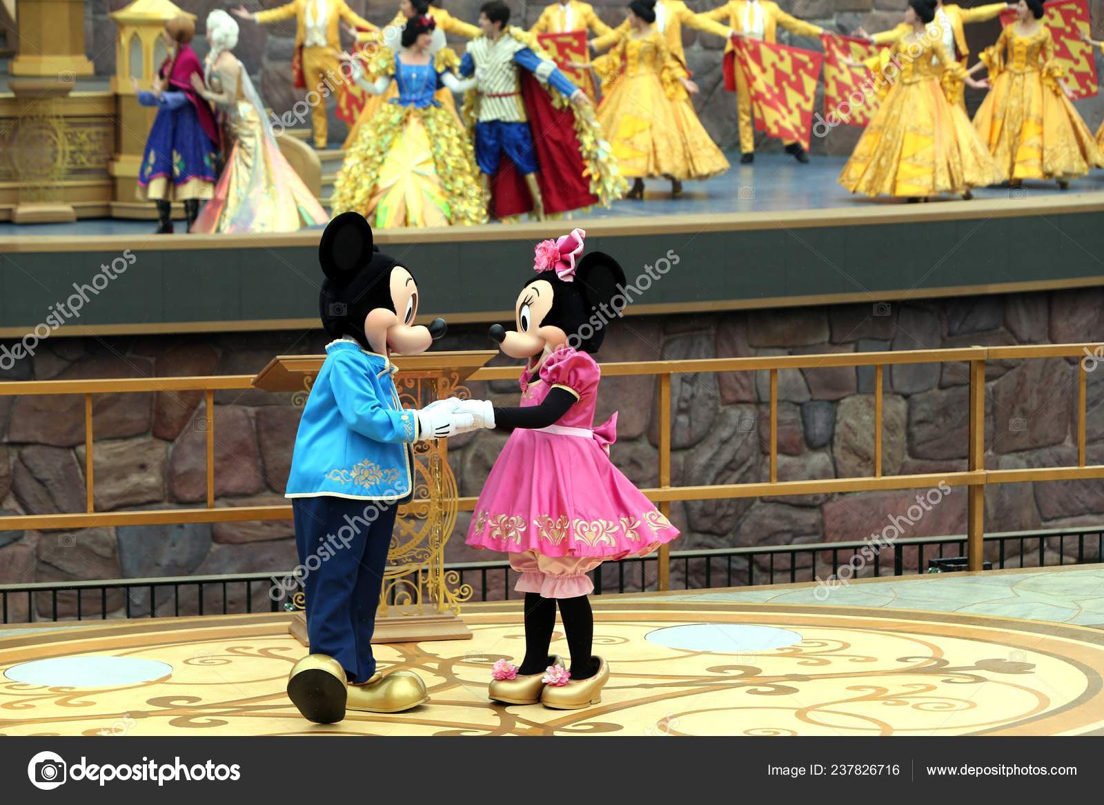 Entertainers Dressed Mickey Mouse Minnie Mouse Costumes Perform Opening  Ceremony – Stock Editorial Photo © ChinaImages #237826716