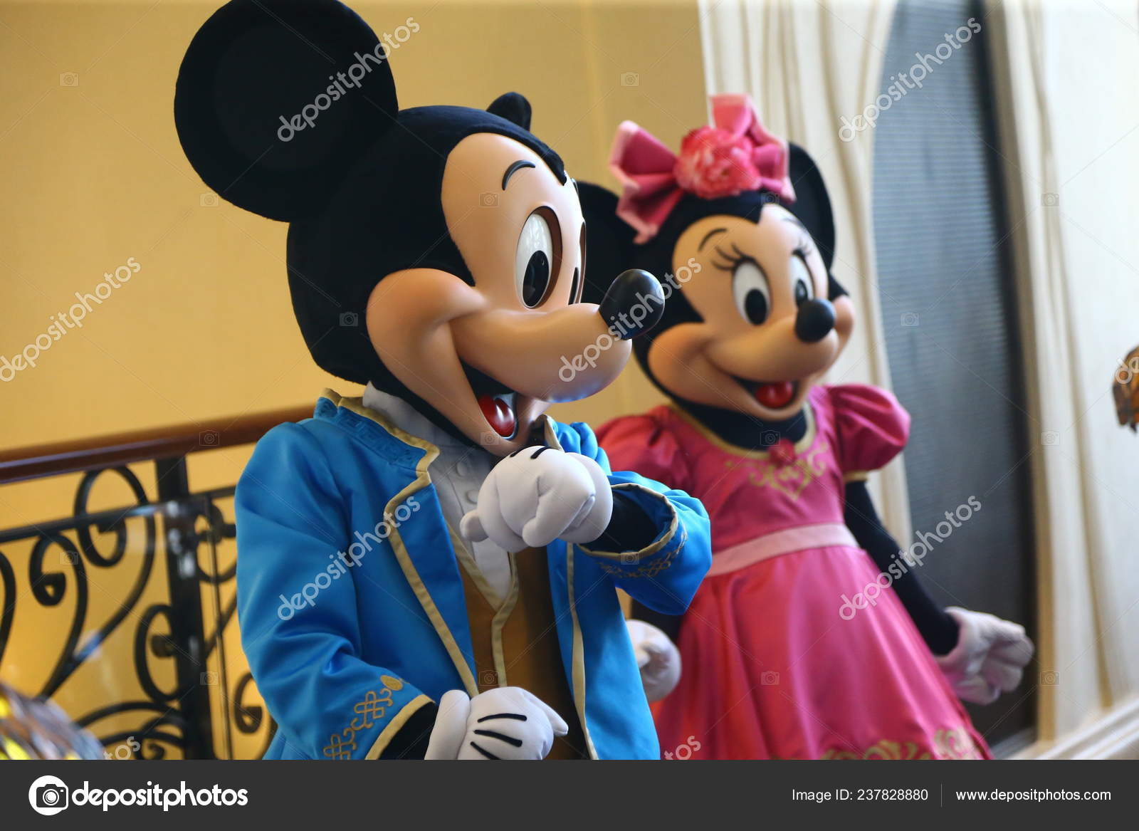 Vervelend uitglijden Archeoloog Entertainers Dressed Mickey Mouse Minnie Mouse Costumes Pose Photos  Shanghai – Stock Editorial Photo © ChinaImages #237828880