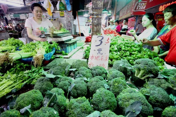 Clienti Cinesi Acquistano Verdure Supermercato Nella Città Nanjing Provincia Orientale — Foto Stock