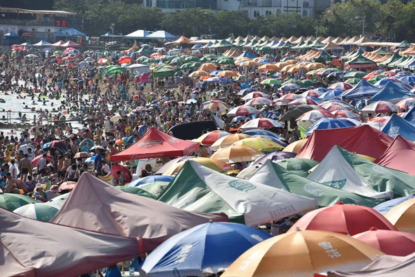 Holidaymakers Crowd Beach Resort Cool Scorching Day Dalian City Northeast — Stock Photo, Image