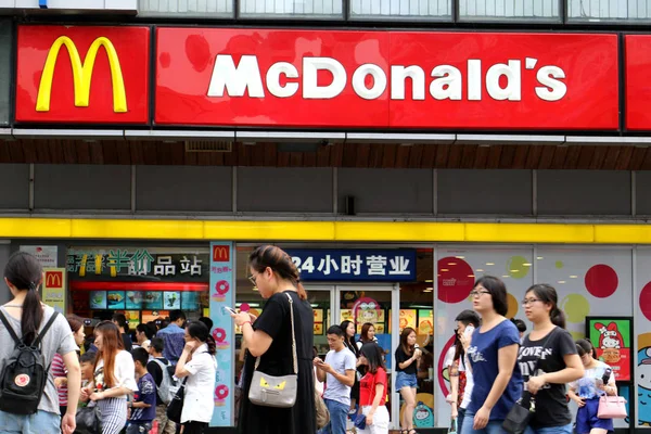 Pedestres Passam Por Restaurante Fast Food Mcdonald Chongqing China Julho — Fotografia de Stock