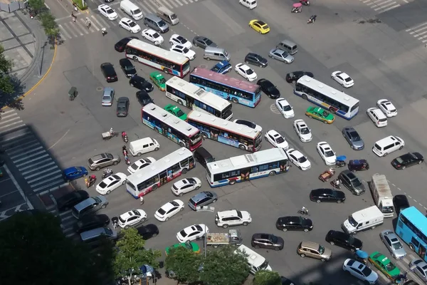 2016 日中国北西部の陝西省西安市の交差点での混乱でバスや車を見た — ストック写真