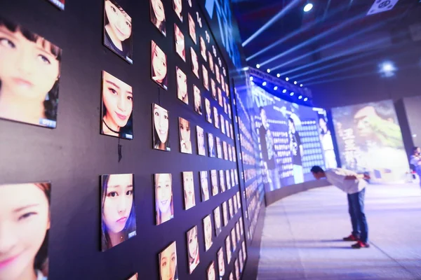 Water Brother Wang Yuheng Mira Fotos Celebridades Cibernéticas Populares Durante — Foto de Stock