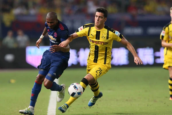 Mikel Merino Fra Borussia Dortmund Utfordrer Ashley Young Fra Manchester – stockfoto