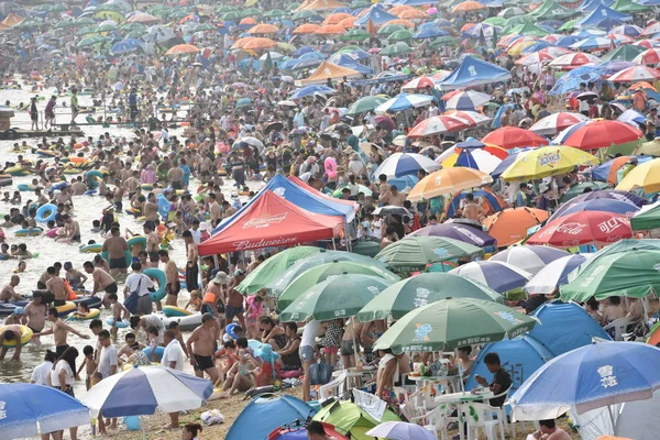 Holidaymakers Crowd Beach Resort Cool Scorcher Dalian City Northeast China — Stock Photo, Image