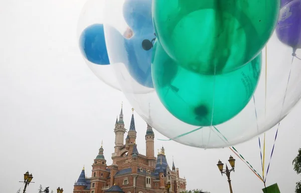 Mickey Mouse Balloons Pictured Disney Castle Shanghai Disneyland Shanghai Disney — Stock Photo, Image