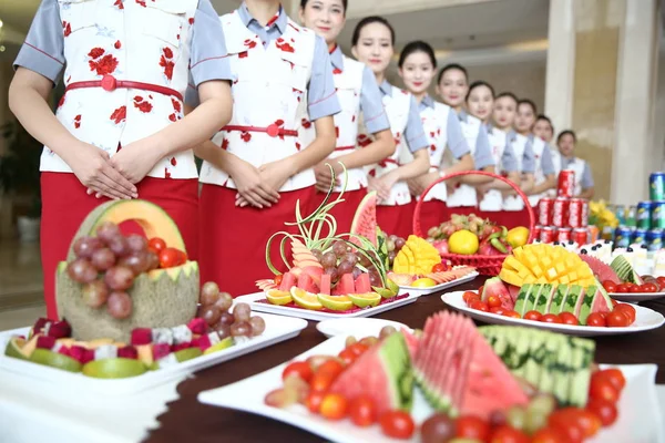 Estudantes Universitários Vestidos Com Uniformes Aeromoças Estão Fila Para Receber — Fotografia de Stock