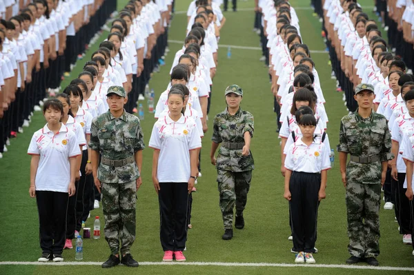 Fiatal Kínai Diákok Ünnepségre Dob Katonai Kiképzés Feladatuk Bozhou Középiskola — Stock Fotó
