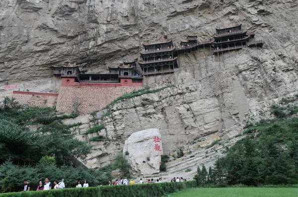 在中国北方山西省大同市浑源县恒山附近的一座山上 可以看到悬挂寺 也被称为吊寺或玄孔寺 — 图库照片