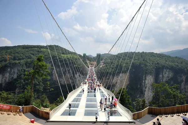 Τουρίστες Κατακλύζουν Την Ψηλότερη Γέφυρα Γυάλινο Πυθμένα Και Μακρύτερο Παγκοσμίως — Φωτογραφία Αρχείου