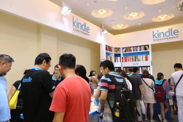 Люди Thhong Bookstalls Читати Kindle Книги Шанхаї Виставковому Центрі Тижневій — стокове фото