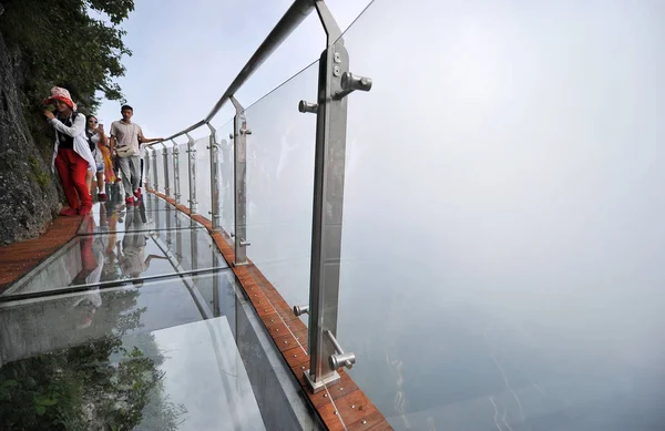 Séta Turisták 100 Méter Hosszú Méter Széles Üveg Skywalk Tianmen — Stock Fotó