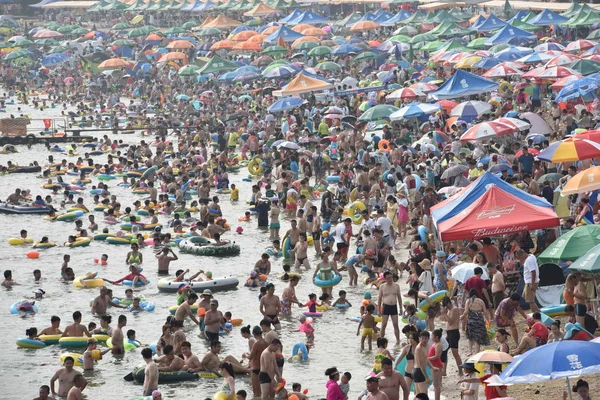 Holidaymakers Crowd Beach Resort Cool Scorcher Dalian City Northeast China — Stock Photo, Image