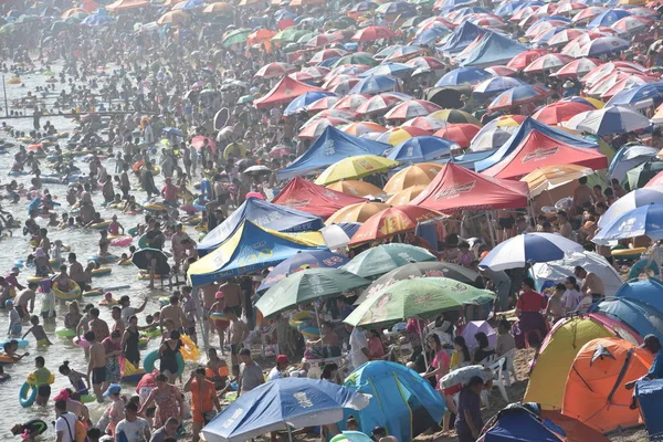 Urlauber Drängen Sich Einem Sengenden Tag Der Stadt Dalian Der — Stockfoto