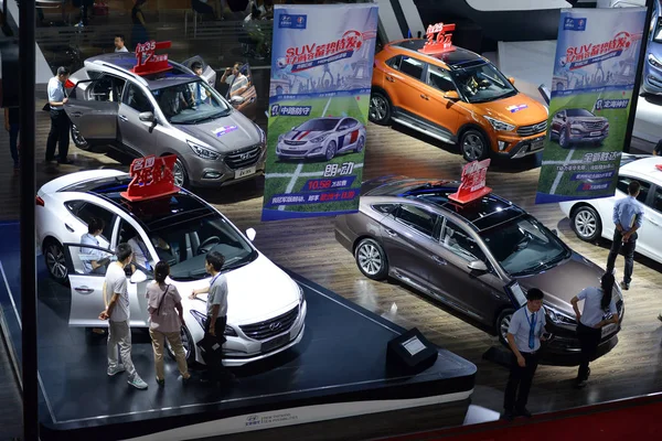 File Los Visitantes Miran Prueban Los Coches Hyundai Exhibición Durante — Foto de Stock