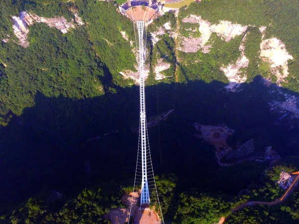 世界最長の空中写真と最も高いガラス底橋武陵源景観と 2016 日中国中央部湖南省張り家界市の歴史的な地区で張り家界市グランドキャニオンの上 — ストック写真
