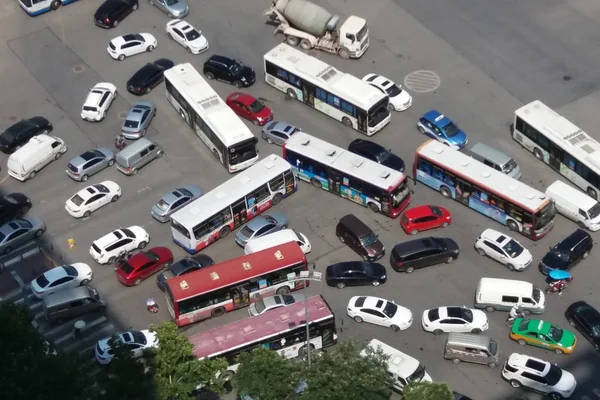 2016 日中国北西部の陝西省西安市の交差点での混乱でバスや車を見た — ストック写真