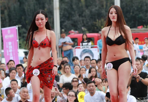 Modelo Chinês Yuanyuan Esquerda Outro Vestido Com Desfile Biquíni Durante — Fotografia de Stock