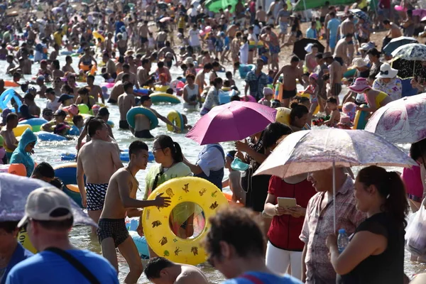 Semesterfirare Folkmassan Badort Svalna Brännhet Dag Dalian City Liaoning Provinsen — Stockfoto