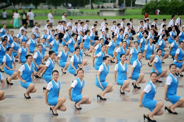 Estudantes Chineses Uma Escola Aviação Civil Local Dançam Durante Evento — Fotografia de Stock