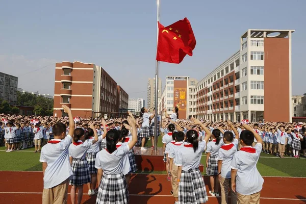2016年9月1日 在江苏省连云港市的一所小学举行的升旗仪式上 年轻的中国学生向他们致敬 — 图库照片