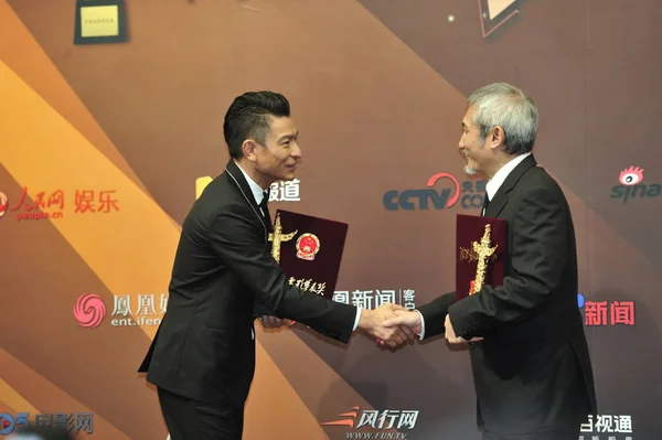 Hong Kong Singer Actor Andy Lau Left Shakes Hands Director — Stock Photo, Image