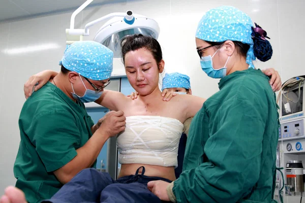 Kinesisk Läkare Binder Upp Brösten Modell Yuanyuan Efter Plastikoperationer Ett — Stockfoto