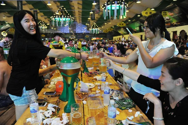 Persone Godono Birra Durante 26Esimo Festival Internazionale Della Birra Qingdao — Foto Stock