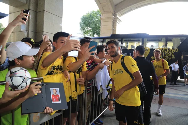 Nuri Sahin Tengah Dari Borussia Dortmund Berpose Dengan Penggemar Sepak — Stok Foto