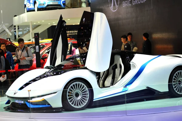 Les Visiteurs Regardent Concept Car Électrique Arcfox Groupe Baic Exposé — Photo