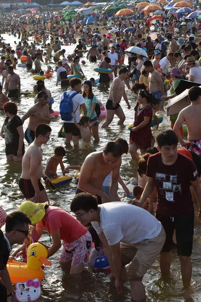 Rekreantů Dav Beach Resort Ochladit Horkém Dni Dalian City Severovýchodní — Stock fotografie