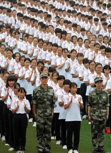Jonge Chinese Studenten Wonen Lancering Ceremonie Van Hun Militaire Trainingsmissie — Stockfoto