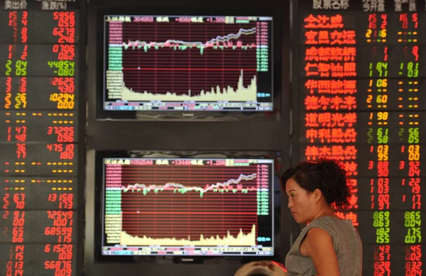 Seorang Investor Cina Berjalan Melewati Layar Menampilkan Indeks Saham Dan — Stok Foto