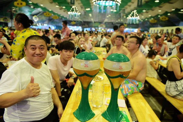 Persone Godono Birra Durante 26Esimo Festival Internazionale Della Birra Qingdao — Foto Stock