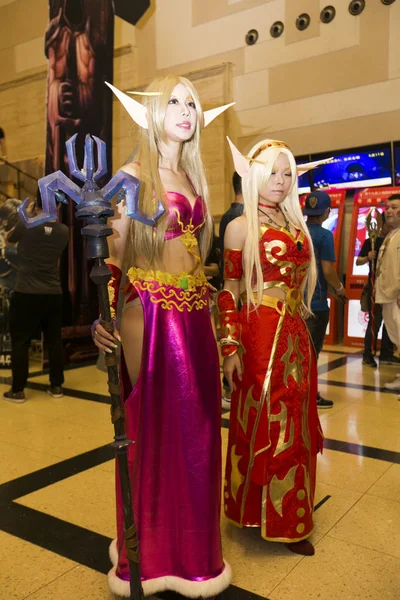 Cosplayers Chineses Vestidos Com Trajes Warcraft Assistir Uma Estréia Filme — Fotografia de Stock