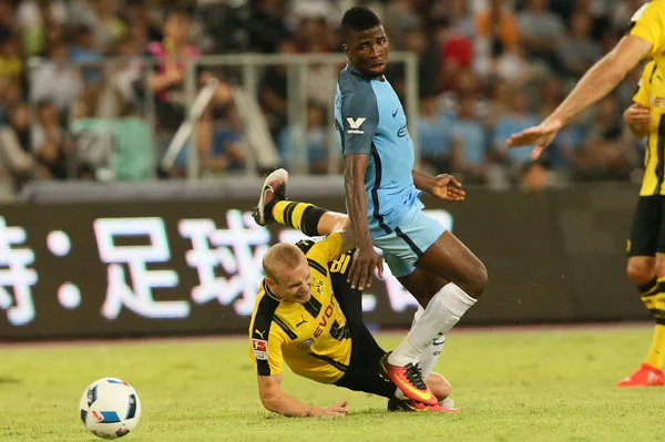 Kelechi Iheanacho Manchester City Derecha Desafía Sebastian Rode Borussia Dortmund — Foto de Stock