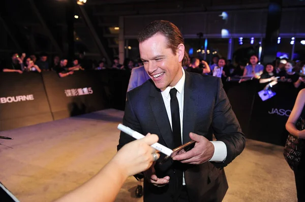 Attore Americano Matt Damon Chatta Con Fan Sul Tappeto Rosso — Foto Stock