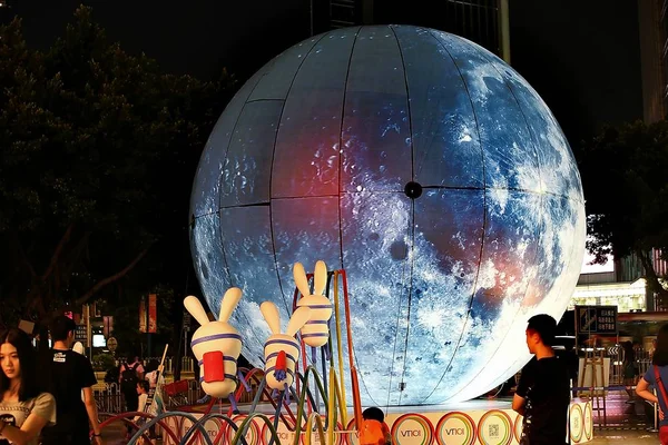 Pedestres Passam Por Uma Esfera Gigante Simulando Lua Para Celebrar — Fotografia de Stock
