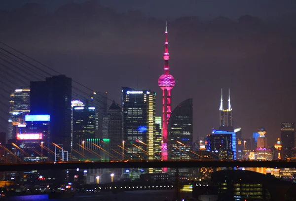 Torre Oriental Pearl Está Iluminada Rojo Junto Otros Rascacielos Para — Foto de Stock