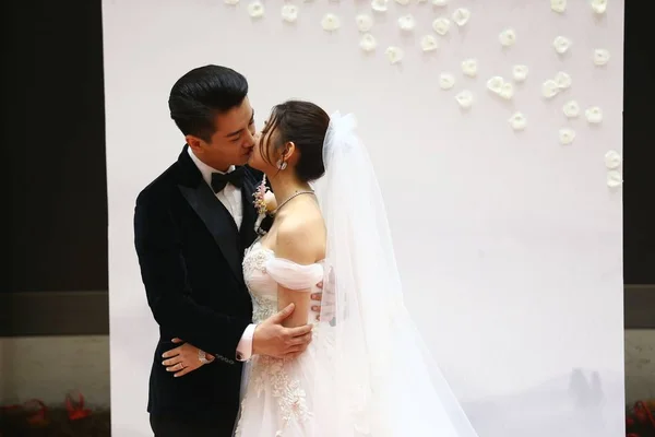 Тайванська Актриса Мішель Чен Праворуч Китайським Актором Чень Сяо Поцілунок — стокове фото