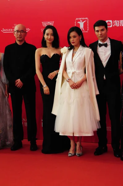 中国の歌手と女優女の子グループ のビクトリアの曲や韓国の宋銭 番目の左 台湾の女優スー 番目右 到着シャン第 回上海国際映画祭の開会式のレッド カーペットに — ストック写真