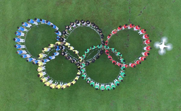 Kvinnelige Kinesiske Yogaelskere Danner Olympiske Ringer Heie Kinesiske Utøvere Som – stockfoto