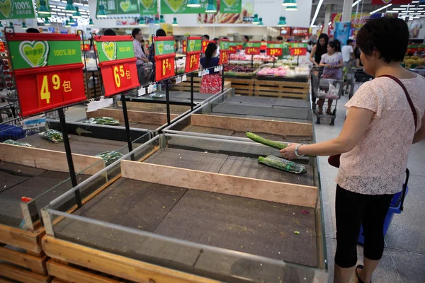 2016년 광둥성 심천시에서 니다가 쇼핑객이 슈퍼마켓에서 선반에서 채소를 구입합니다 — 스톡 사진
