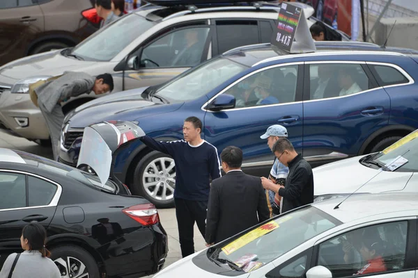 Los Visitantes Observan Prueban Los Coches Expuestos Durante Una Exposición — Foto de Stock