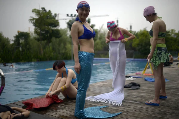 Jovens Chinesas Vestem Trajes Sereia Antes Nadar Piscina Para Refrescar — Fotografia de Stock